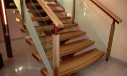 Hout verhult stalen balusters