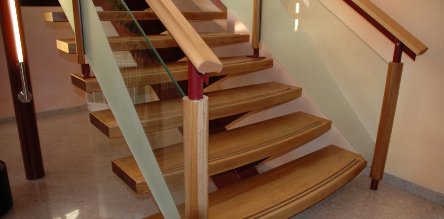 Hout verhult stalen balusters