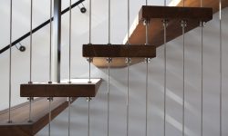 Zwevende museumtrap in iroko