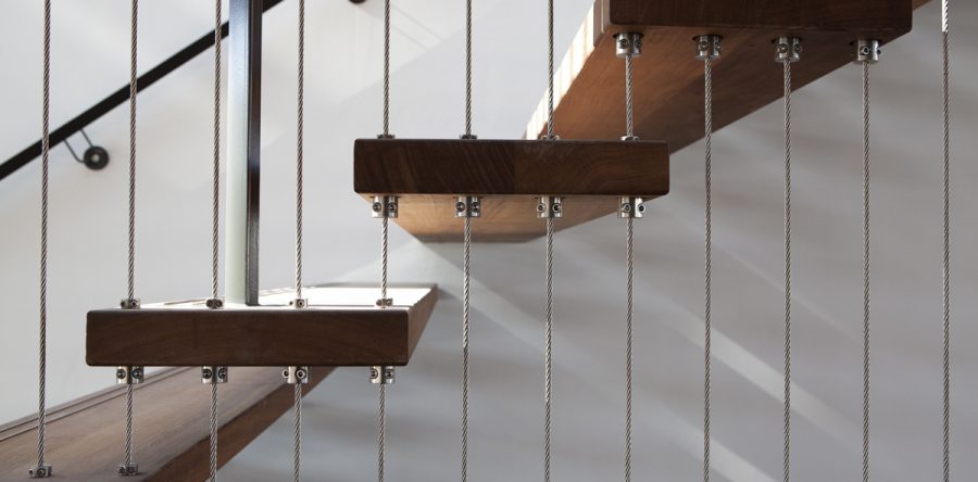 Zwevende museumtrap in iroko